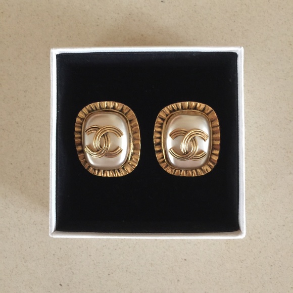 CHANEL Vintage Clip-On Earrings - Picture 2 of 14